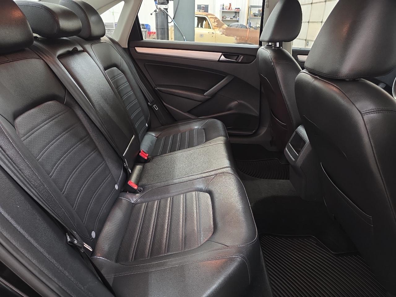 Volkswagen Passat 4dr Sdn 3.6L V6 DSG SE w/Sunroof 2012