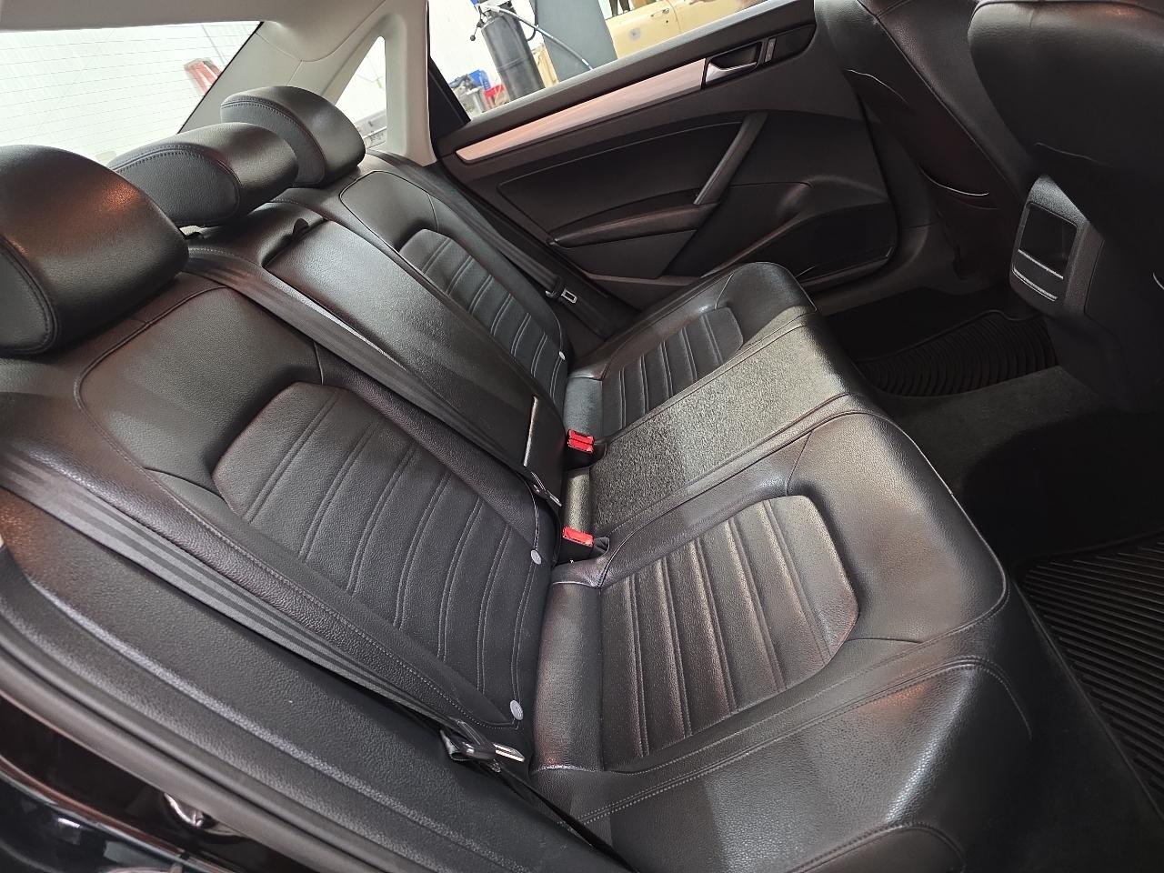 Volkswagen Passat 4dr Sdn 3.6L V6 DSG SE w/Sunroof 2012