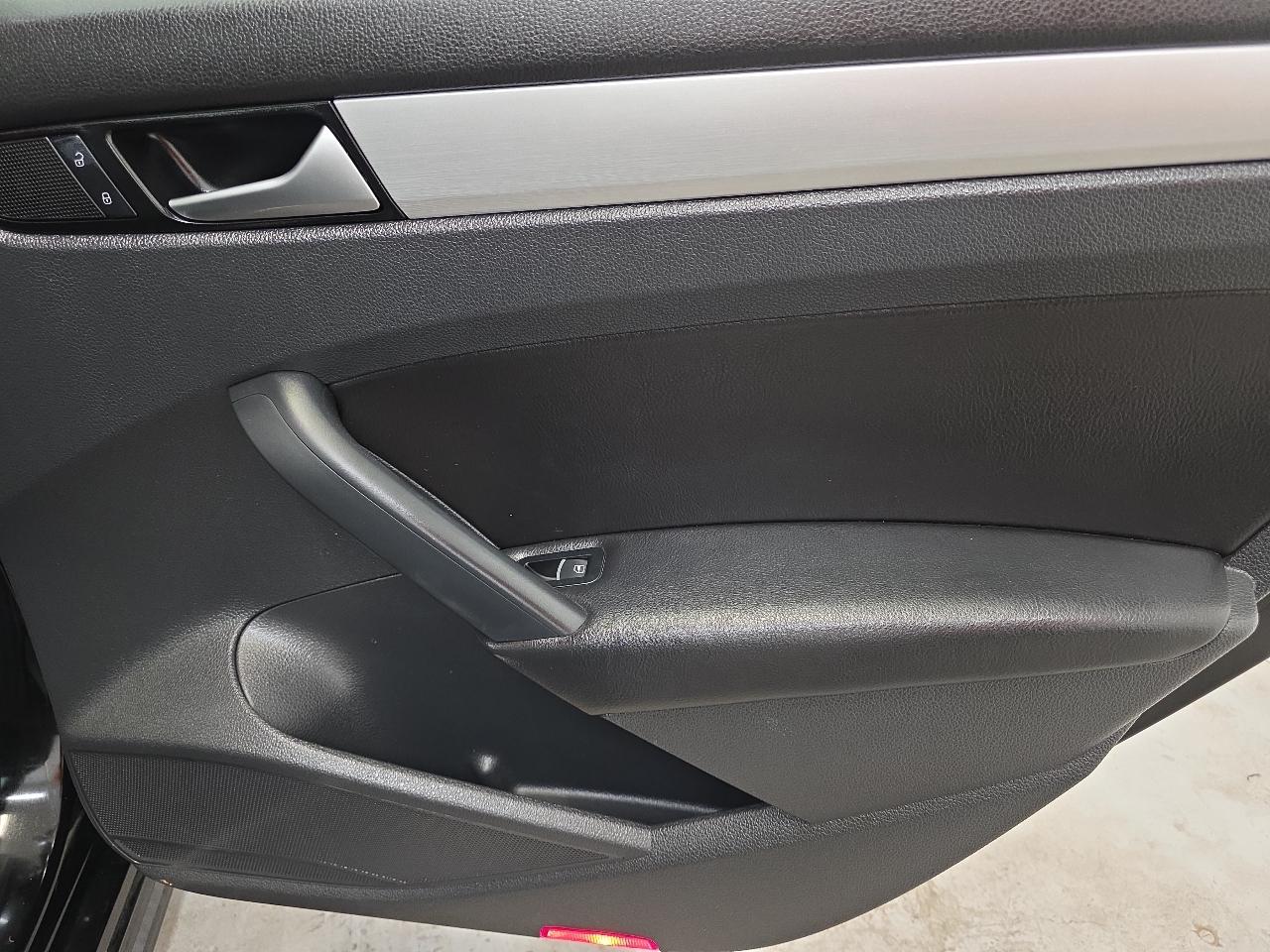 Volkswagen Passat 4dr Sdn 3.6L V6 DSG SE w/Sunroof 2012