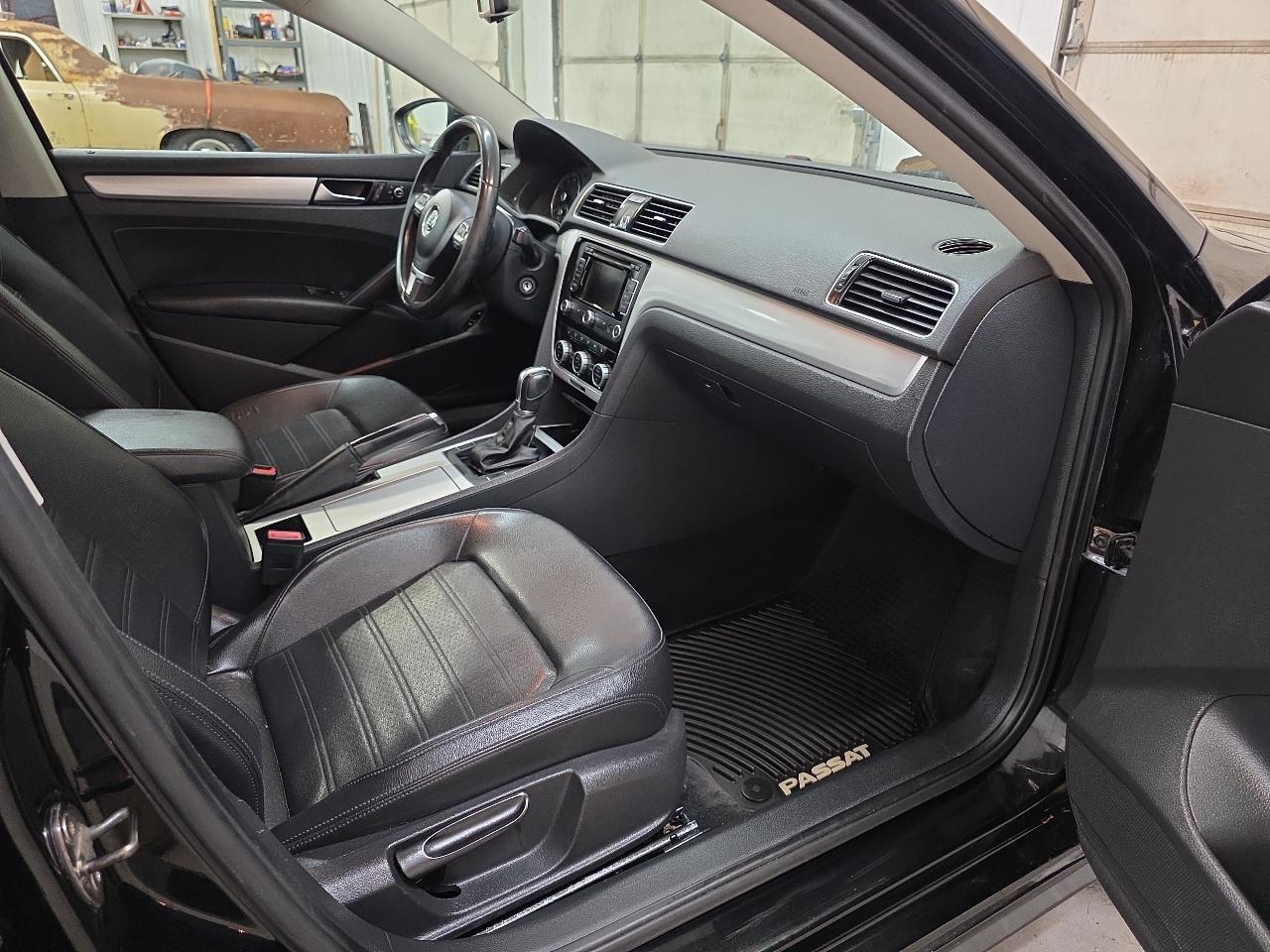 Volkswagen Passat 4dr Sdn 3.6L V6 DSG SE w/Sunroof 2012