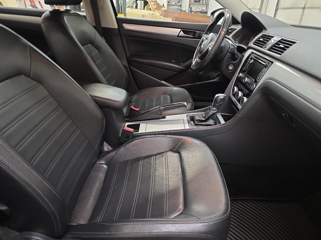 Volkswagen Passat 4dr Sdn 3.6L V6 DSG SE w/Sunroof 2012