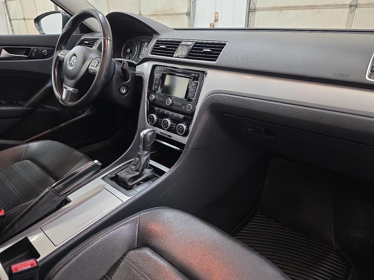 Volkswagen Passat 4dr Sdn 3.6L V6 DSG SE w/Sunroof 2012