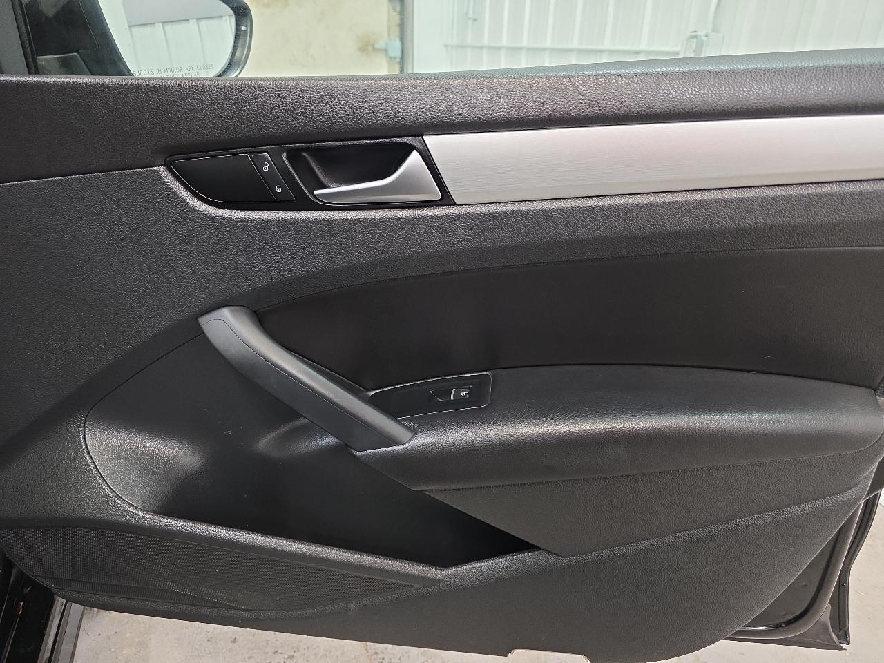 Volkswagen Passat 4dr Sdn 3.6L V6 DSG SE w/Sunroof 2012