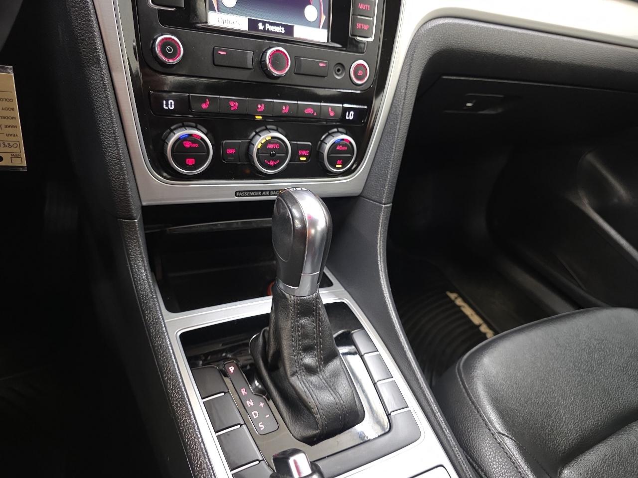 Volkswagen Passat 4dr Sdn 3.6L V6 DSG SE w/Sunroof 2012