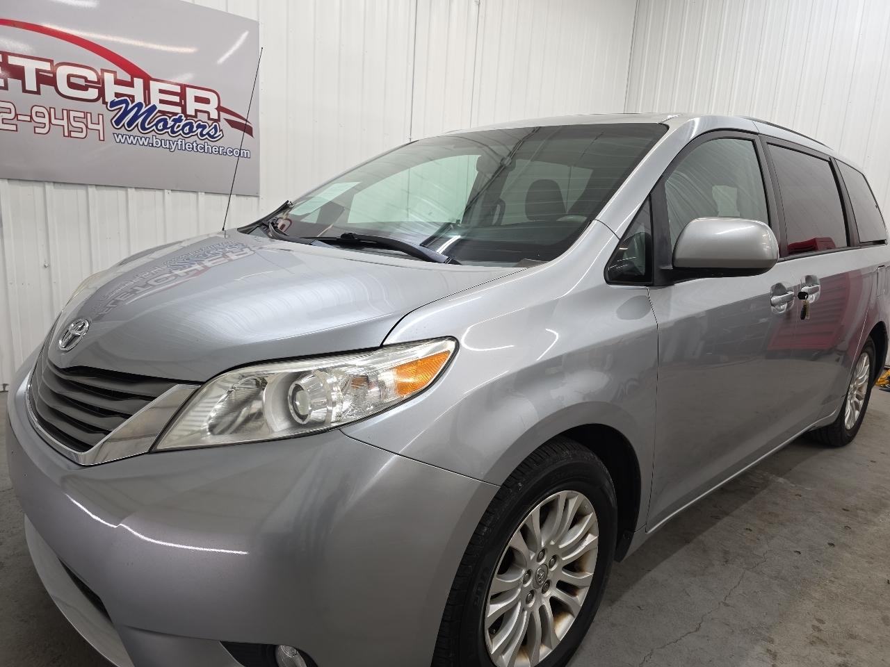 Toyota Sienna 5dr 7-Pass Van V6 XLE AAS FWD (Natl) 2014