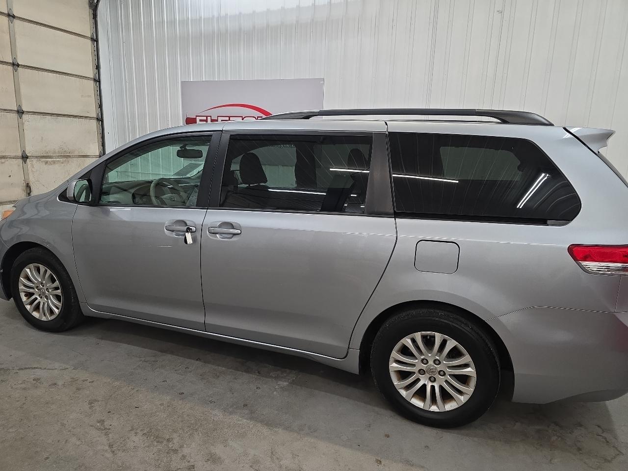 Toyota Sienna 5dr 7-Pass Van V6 XLE AAS FWD (Natl) 2014