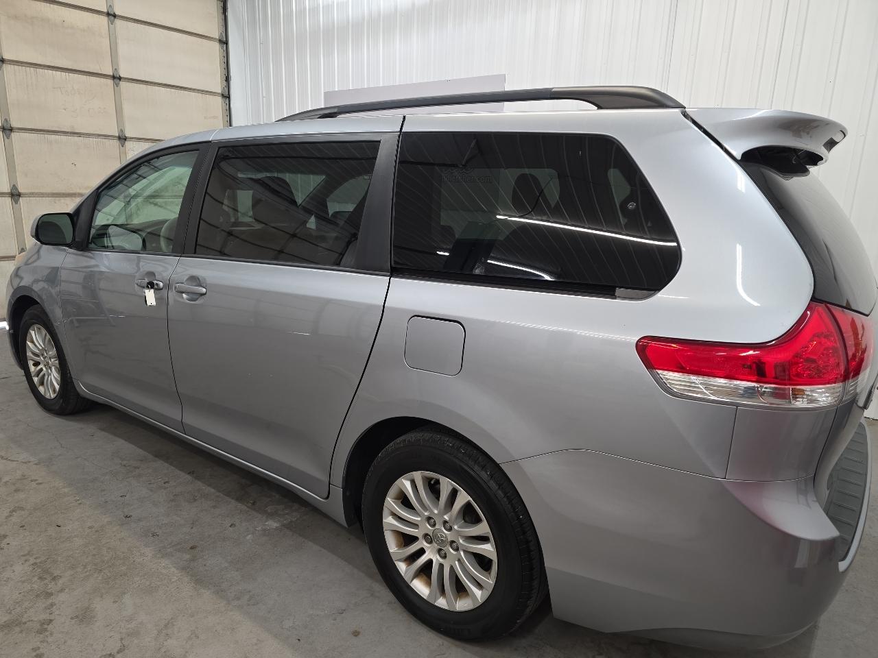 Toyota Sienna 5dr 7-Pass Van V6 XLE AAS FWD (Natl) 2014