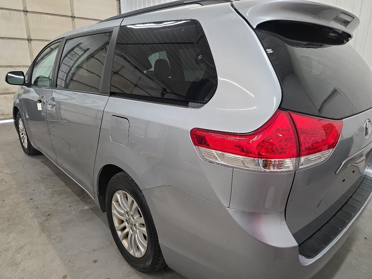 Toyota Sienna 5dr 7-Pass Van V6 XLE AAS FWD (Natl) 2014