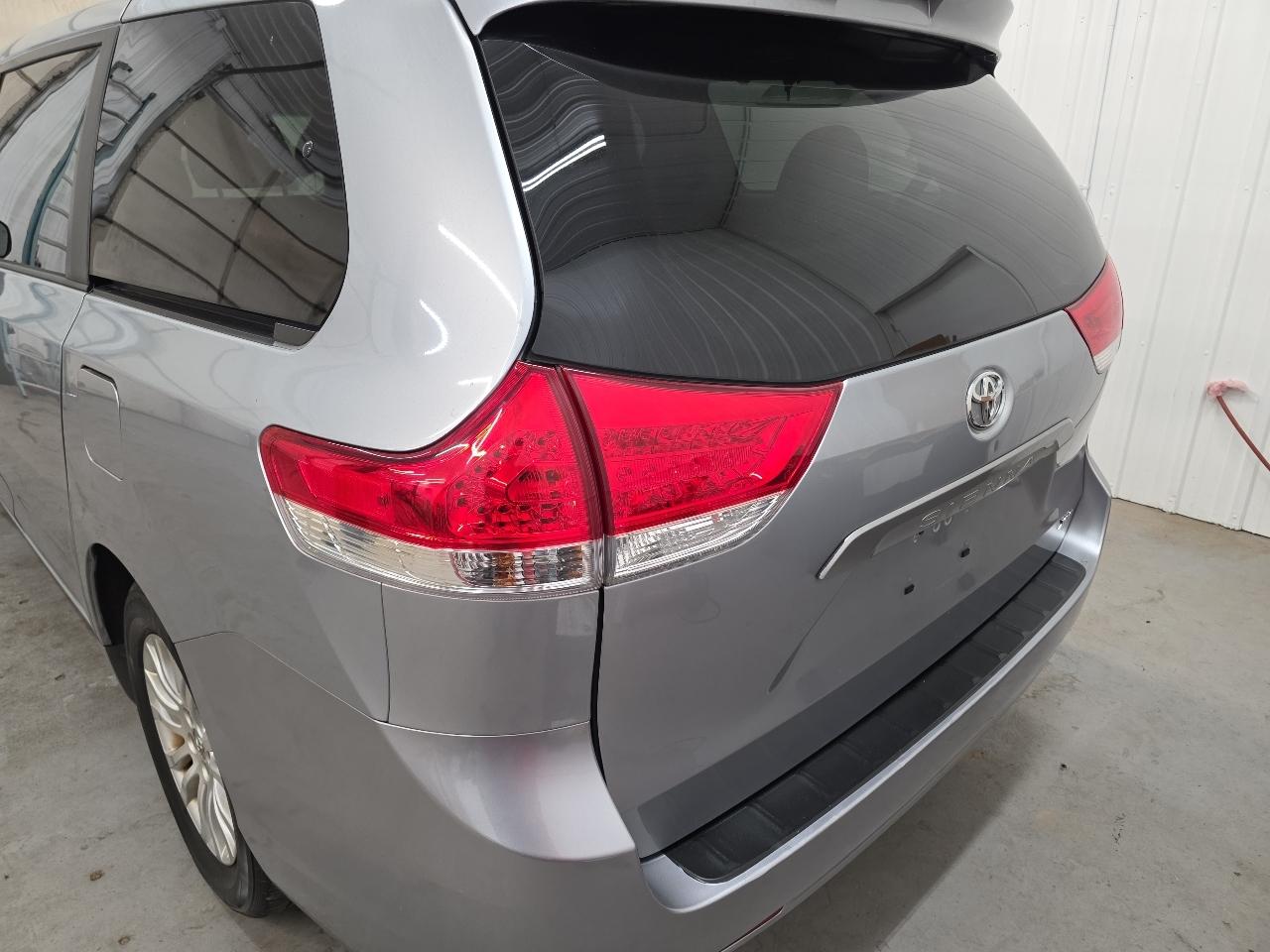 Toyota Sienna 5dr 7-Pass Van V6 XLE AAS FWD (Natl) 2014