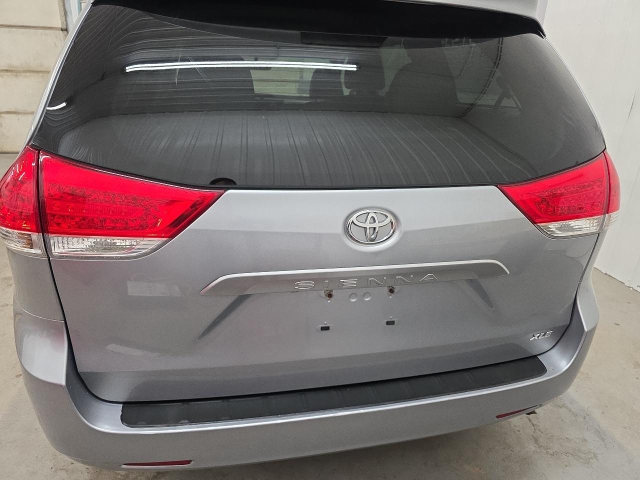 Toyota Sienna 5dr 7-Pass Van V6 XLE AAS FWD (Natl) 2014