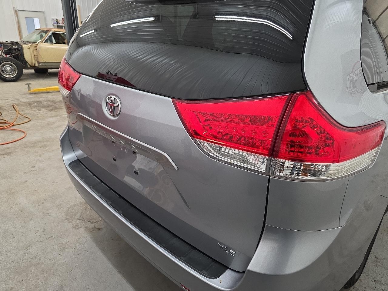 Toyota Sienna 5dr 7-Pass Van V6 XLE AAS FWD (Natl) 2014