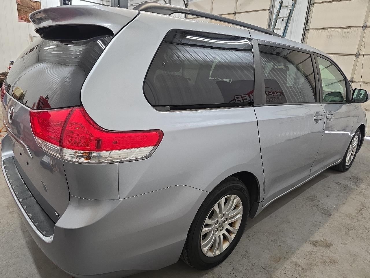 Toyota Sienna 5dr 7-Pass Van V6 XLE AAS FWD (Natl) 2014