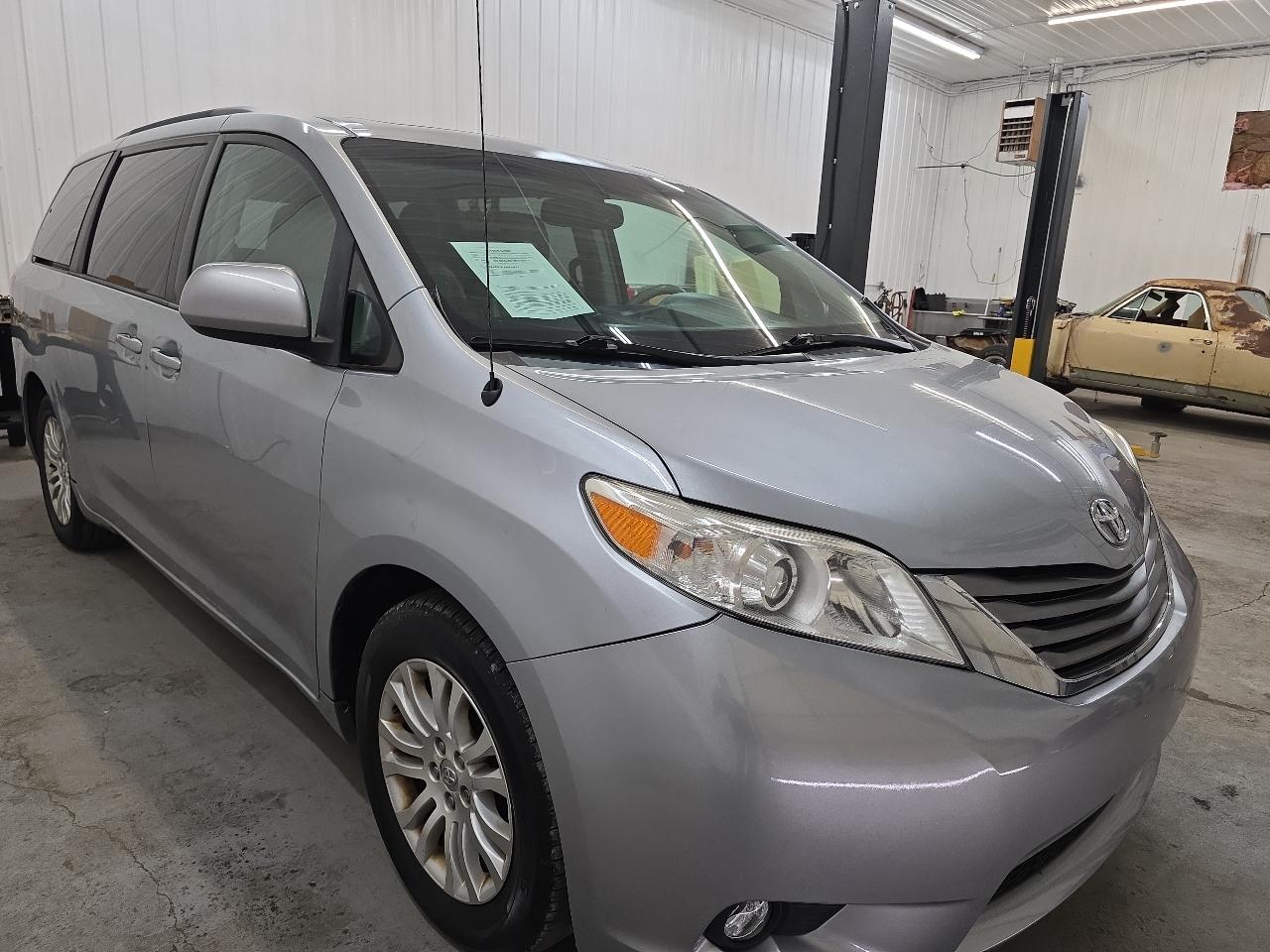 Toyota Sienna 5dr 7-Pass Van V6 XLE AAS FWD (Natl) 2014