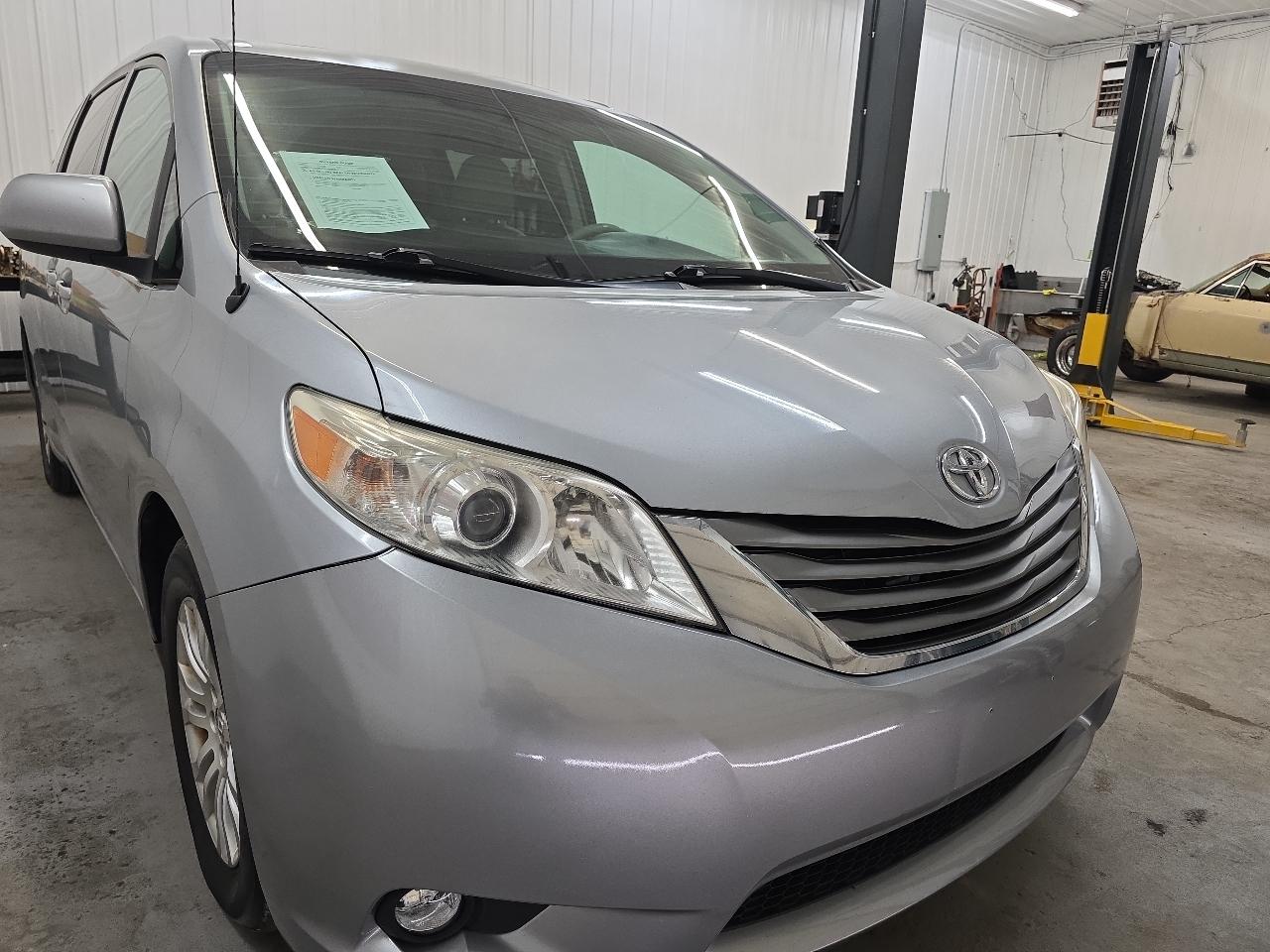 Toyota Sienna 5dr 7-Pass Van V6 XLE AAS FWD (Natl) 2014