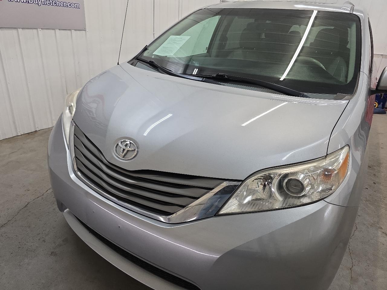 Toyota Sienna 5dr 7-Pass Van V6 XLE AAS FWD (Natl) 2014