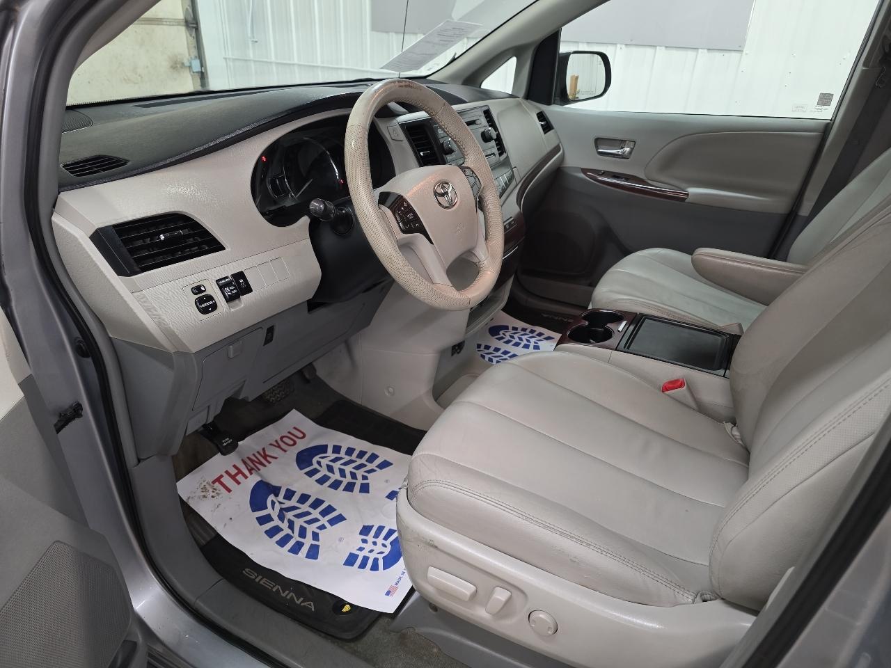 Toyota Sienna 5dr 7-Pass Van V6 XLE AAS FWD (Natl) 2014