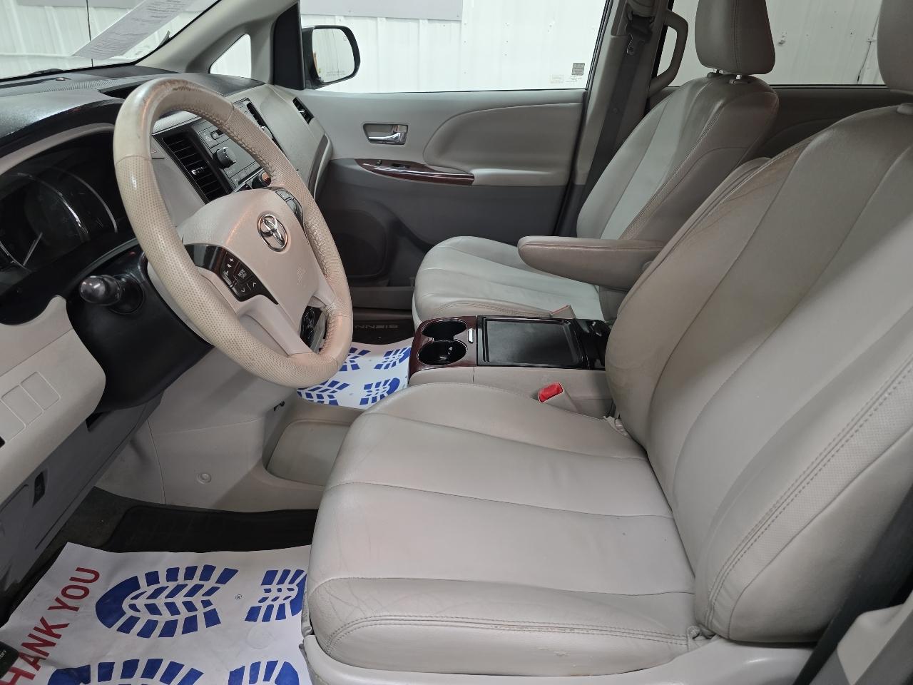 Toyota Sienna 5dr 7-Pass Van V6 XLE AAS FWD (Natl) 2014