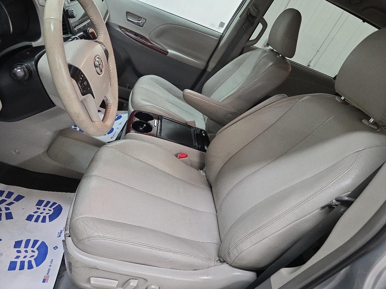 Toyota Sienna 5dr 7-Pass Van V6 XLE AAS FWD (Natl) 2014