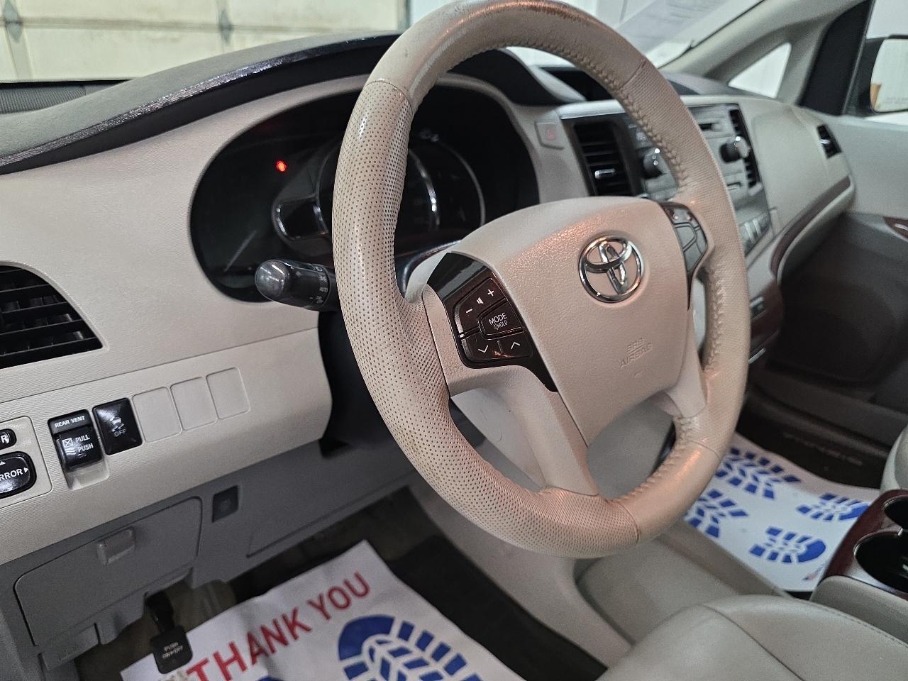 Toyota Sienna 5dr 7-Pass Van V6 XLE AAS FWD (Natl) 2014