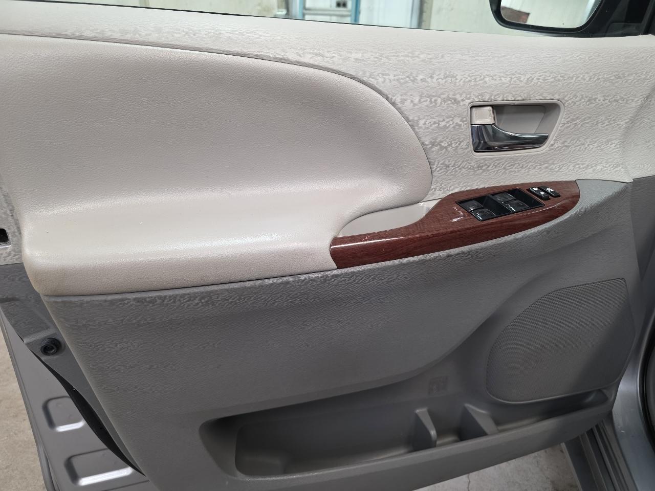 Toyota Sienna 5dr 7-Pass Van V6 XLE AAS FWD (Natl) 2014