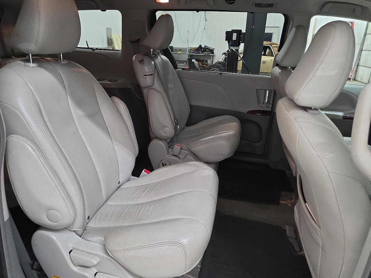 Toyota Sienna 5dr 7-Pass Van V6 XLE AAS FWD (Natl) 2014