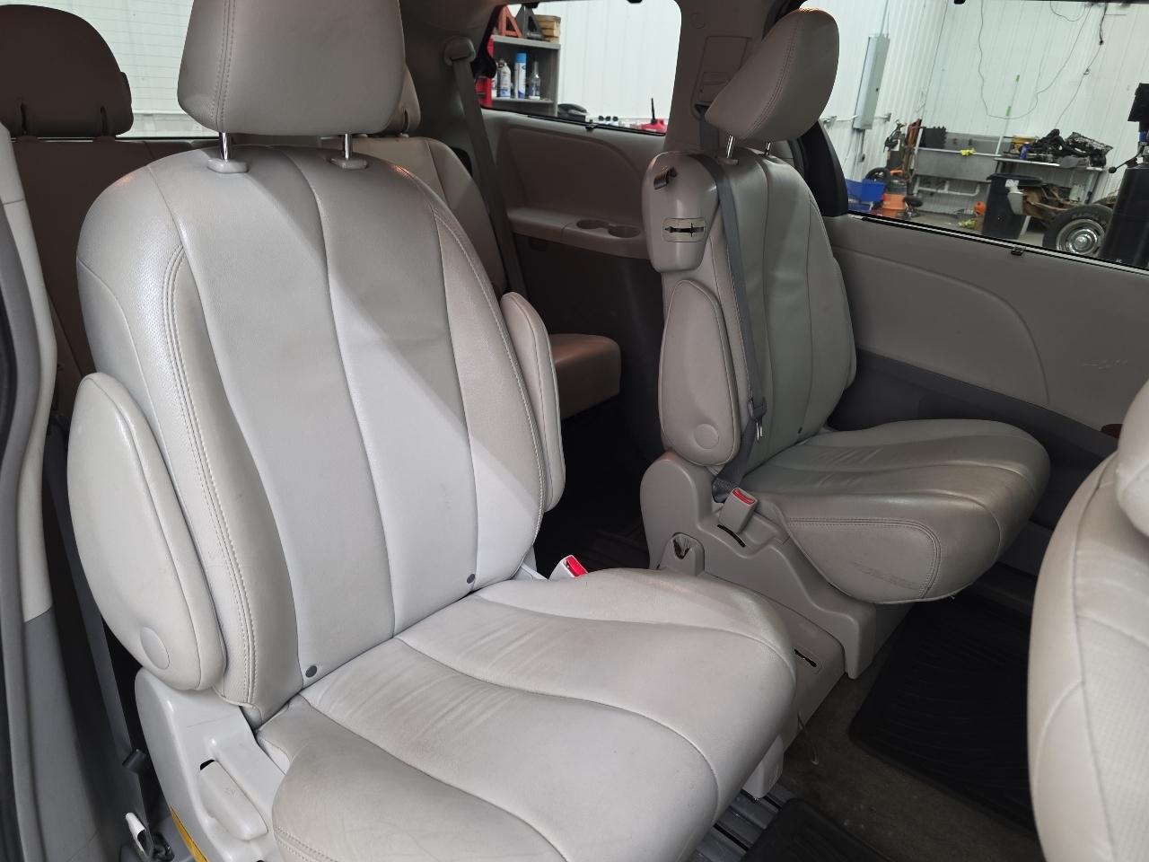 Toyota Sienna 5dr 7-Pass Van V6 XLE AAS FWD (Natl) 2014