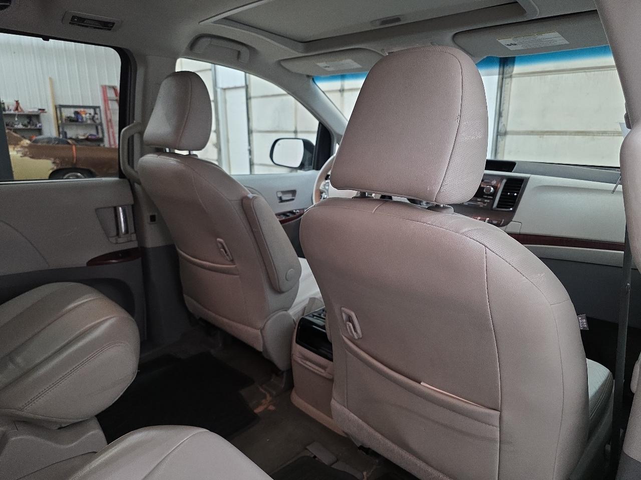 Toyota Sienna 5dr 7-Pass Van V6 XLE AAS FWD (Natl) 2014