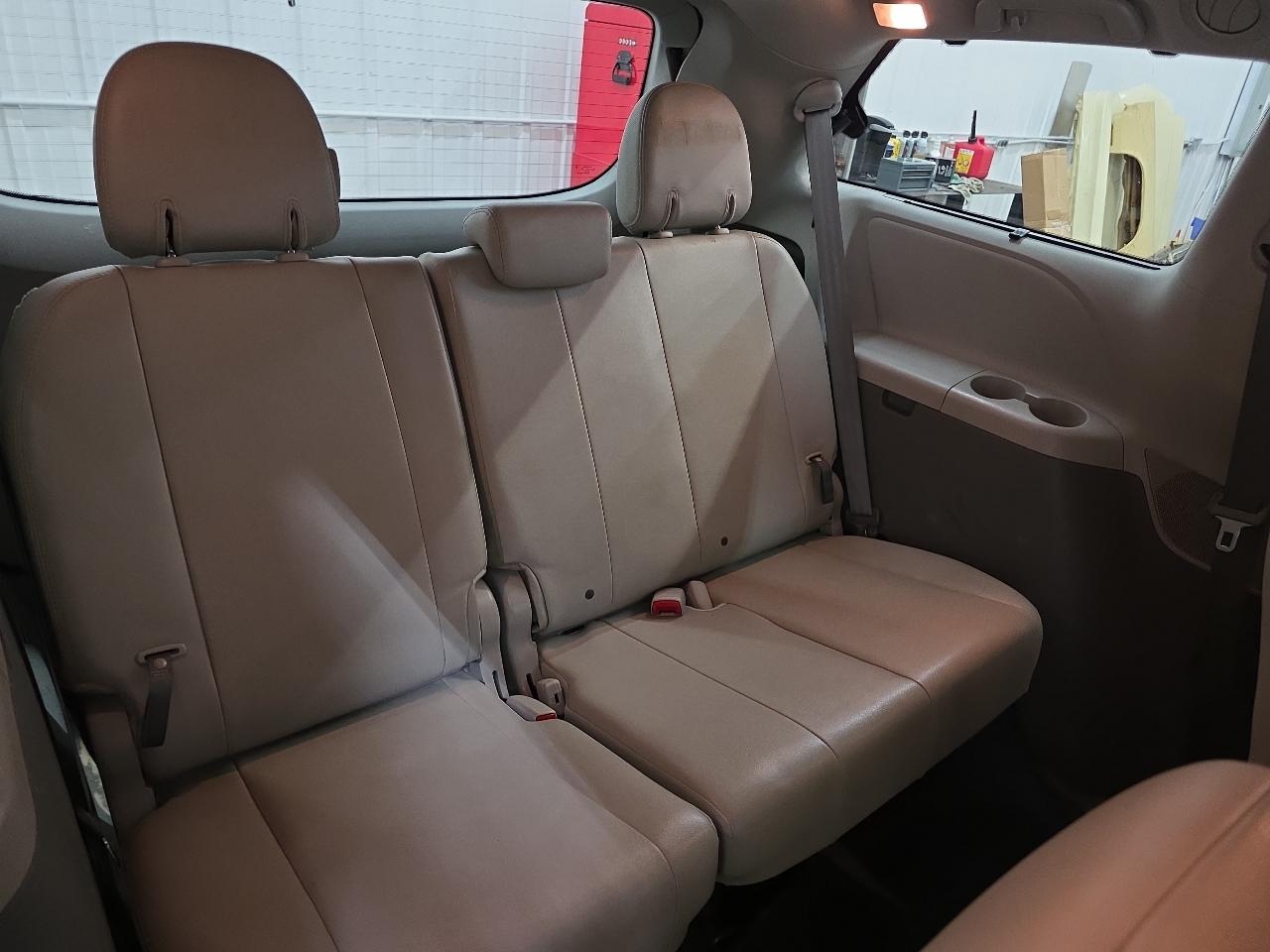 Toyota Sienna 5dr 7-Pass Van V6 XLE AAS FWD (Natl) 2014