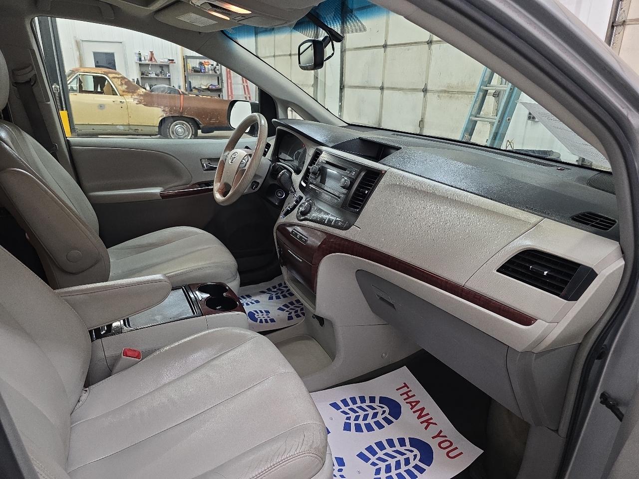 Toyota Sienna 5dr 7-Pass Van V6 XLE AAS FWD (Natl) 2014