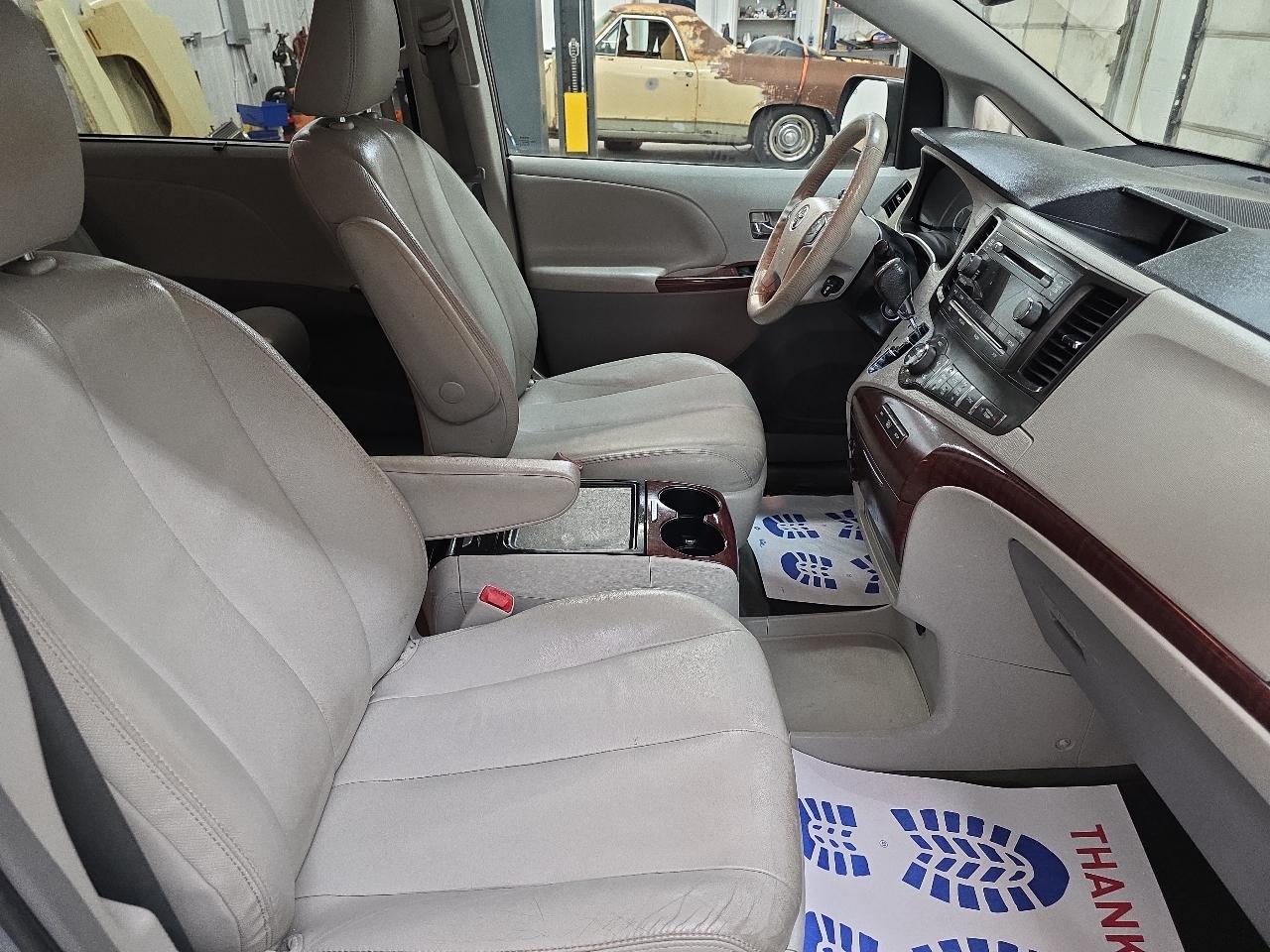 Toyota Sienna 5dr 7-Pass Van V6 XLE AAS FWD (Natl) 2014