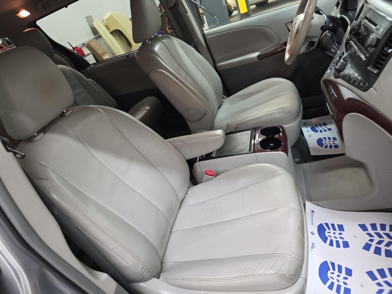 Toyota Sienna 5dr 7-Pass Van V6 XLE AAS FWD (Natl) 2014