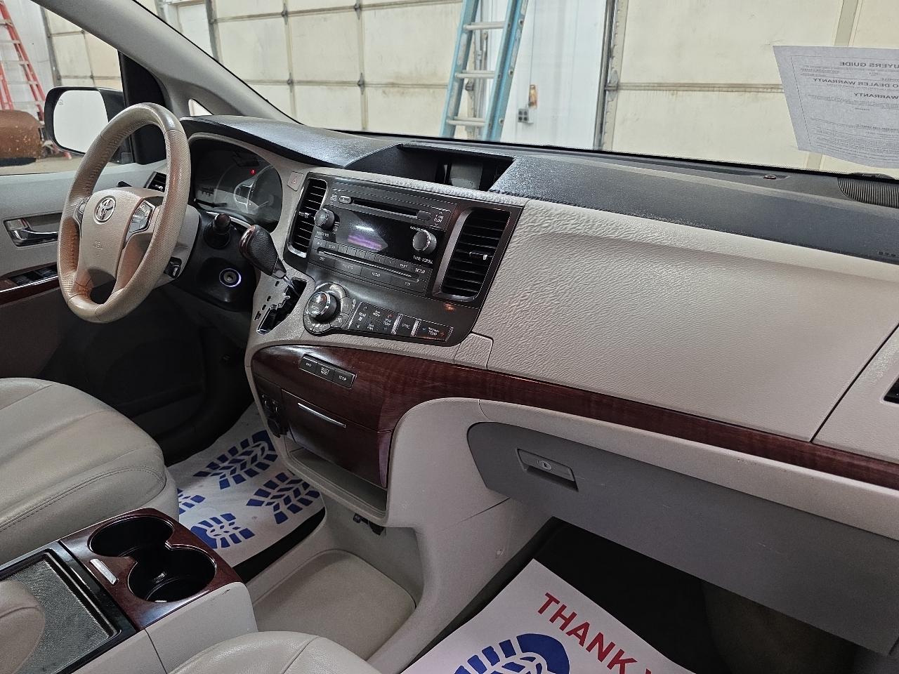 Toyota Sienna 5dr 7-Pass Van V6 XLE AAS FWD (Natl) 2014