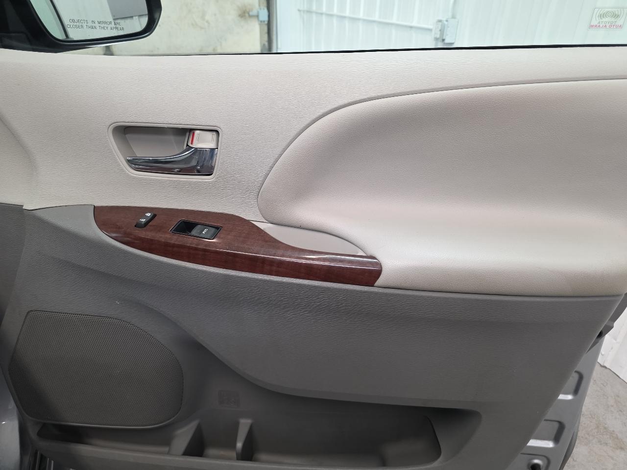 Toyota Sienna 5dr 7-Pass Van V6 XLE AAS FWD (Natl) 2014