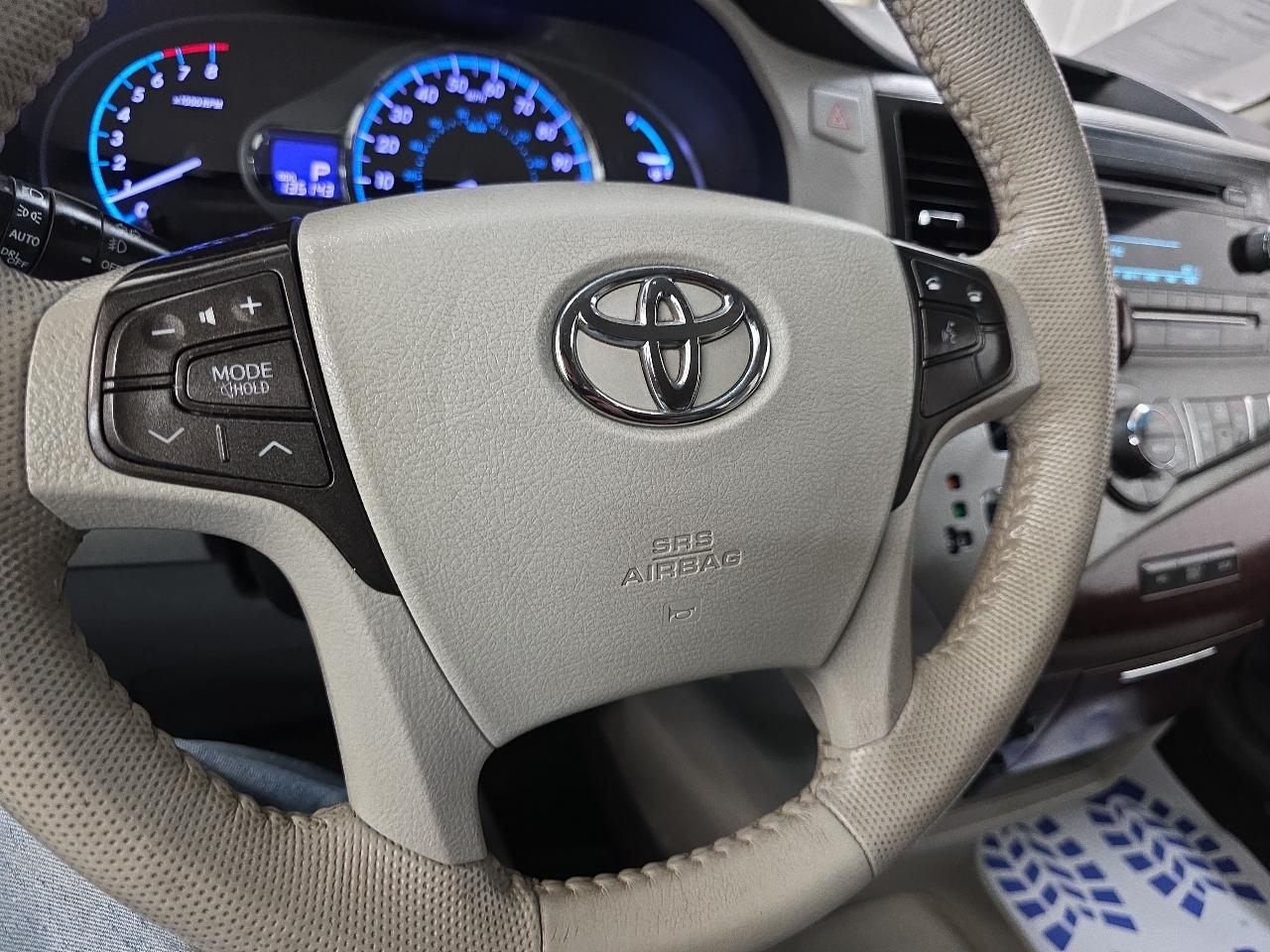 Toyota Sienna 5dr 7-Pass Van V6 XLE AAS FWD (Natl) 2014