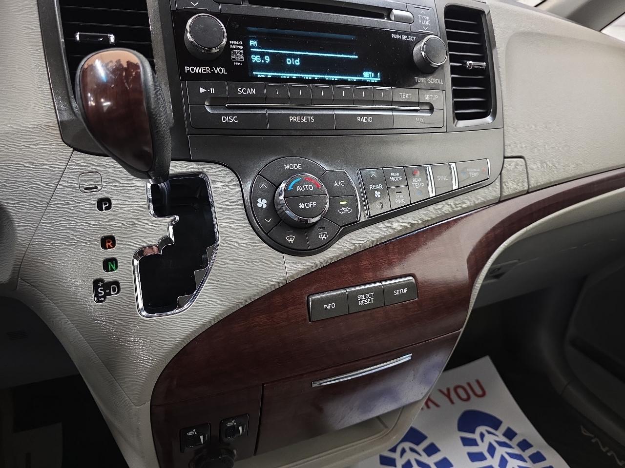 Toyota Sienna 5dr 7-Pass Van V6 XLE AAS FWD (Natl) 2014