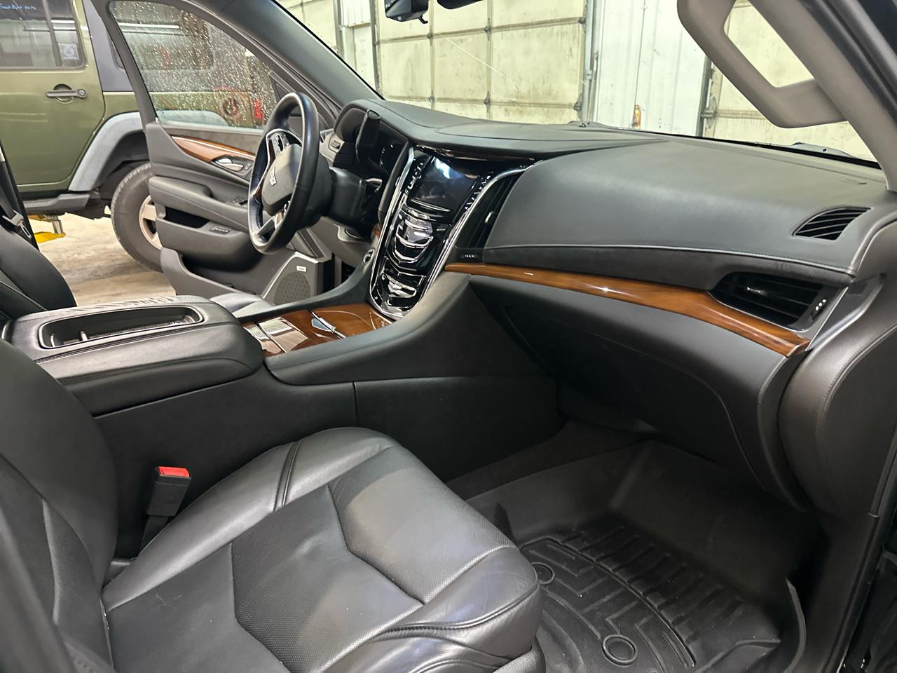 Cadillac Escalade 4WD 4dr Luxury 2017