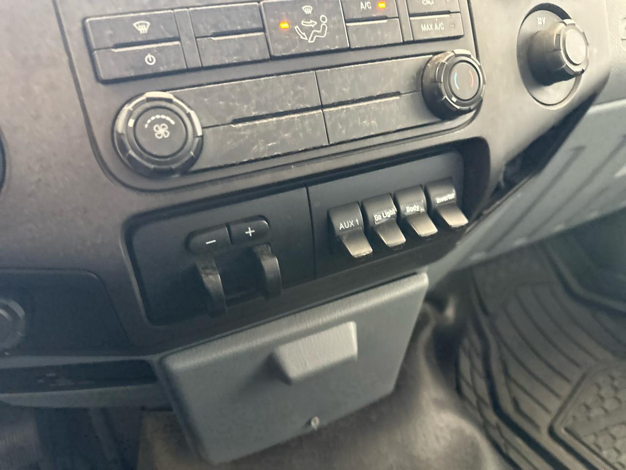 Ford Super Duty F-350 SRW 2WD Reg Cab 137" XLT 2013