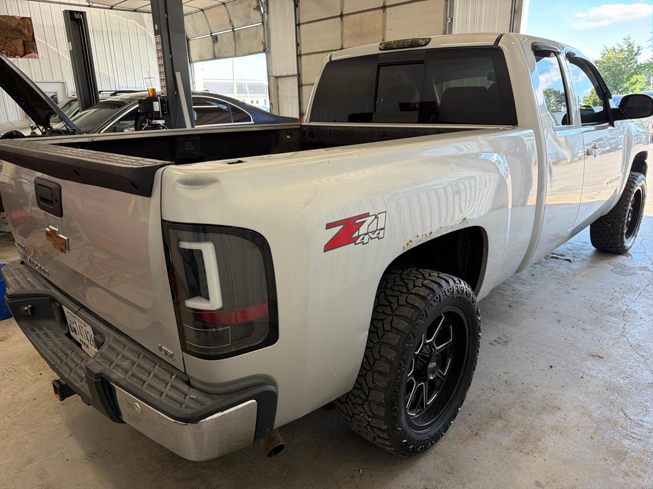 Chevrolet Silverado 1500 4WD Ext Cab 143.5" LTZ 2011