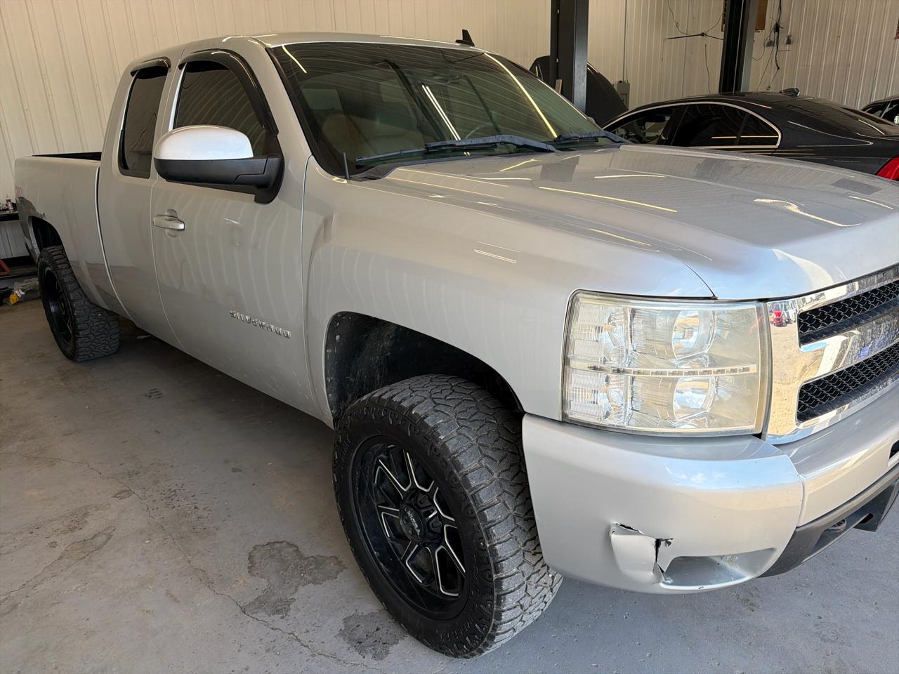 Chevrolet Silverado 1500 4WD Ext Cab 143.5" LTZ 2011