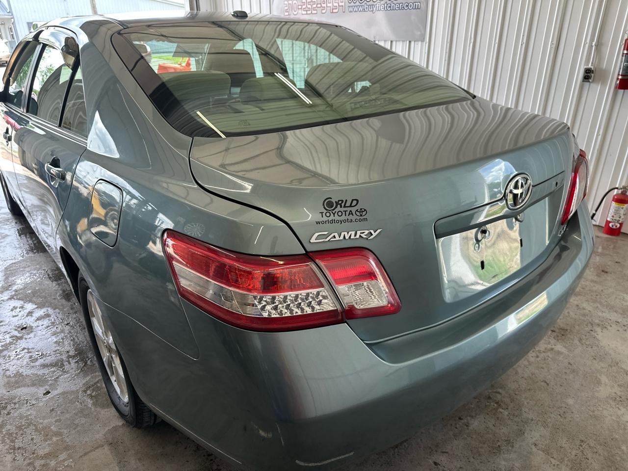 Toyota Camry 4dr Sdn I4 Manual LE (Natl) 2011