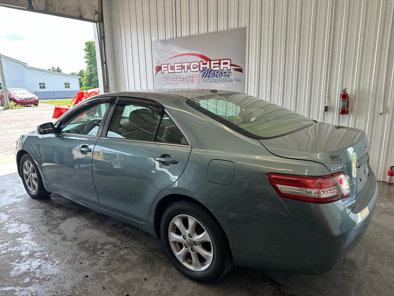 Toyota Camry 4dr Sdn I4 Manual LE (Natl) 2011