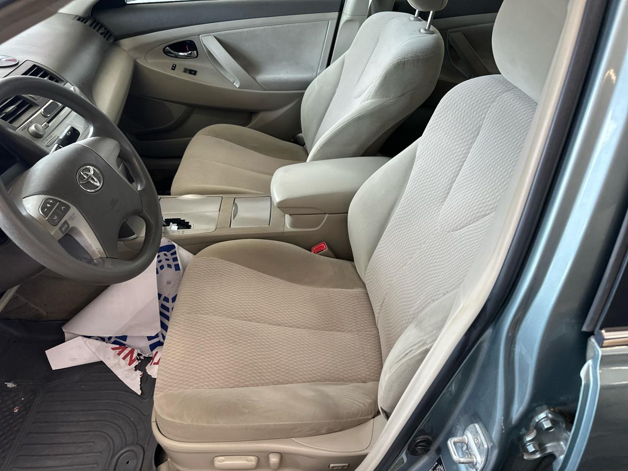 Toyota Camry 4dr Sdn I4 Manual LE (Natl) 2011