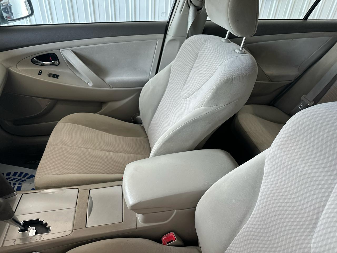 Toyota Camry 4dr Sdn I4 Manual LE (Natl) 2011