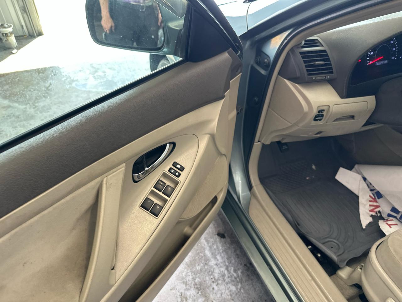 Toyota Camry 4dr Sdn I4 Manual LE (Natl) 2011