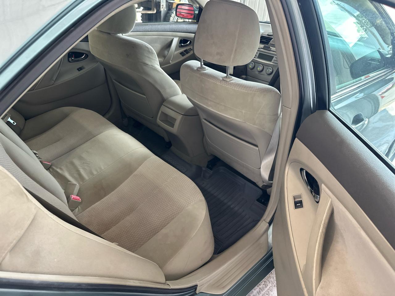 Toyota Camry 4dr Sdn I4 Manual LE (Natl) 2011