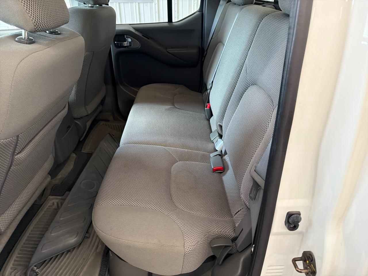 Nissan Frontier 4WD Crew Cab SWB Auto SV 2015
