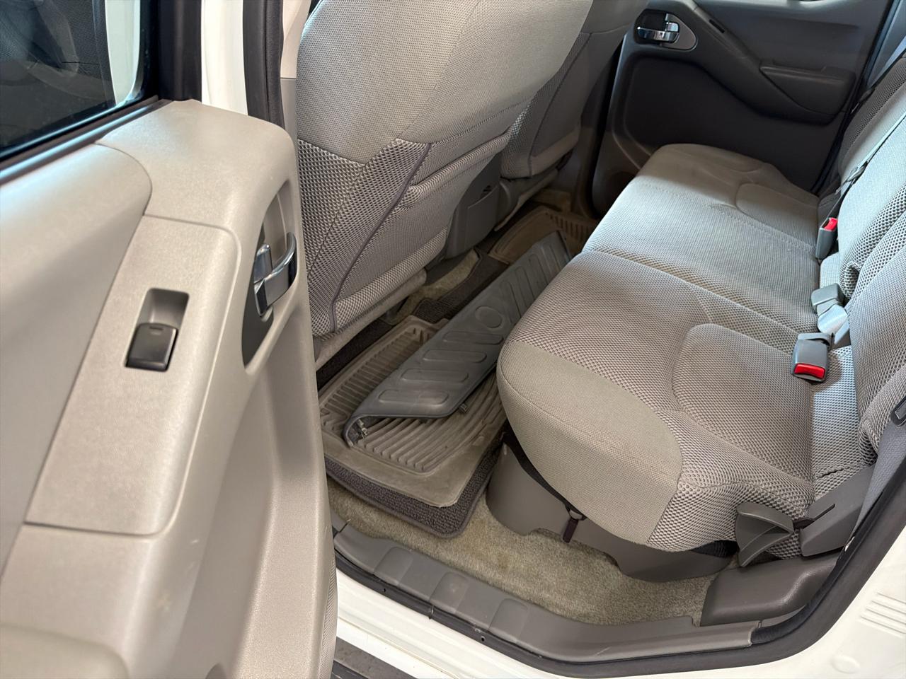 Nissan Frontier 4WD Crew Cab SWB Auto SV 2015