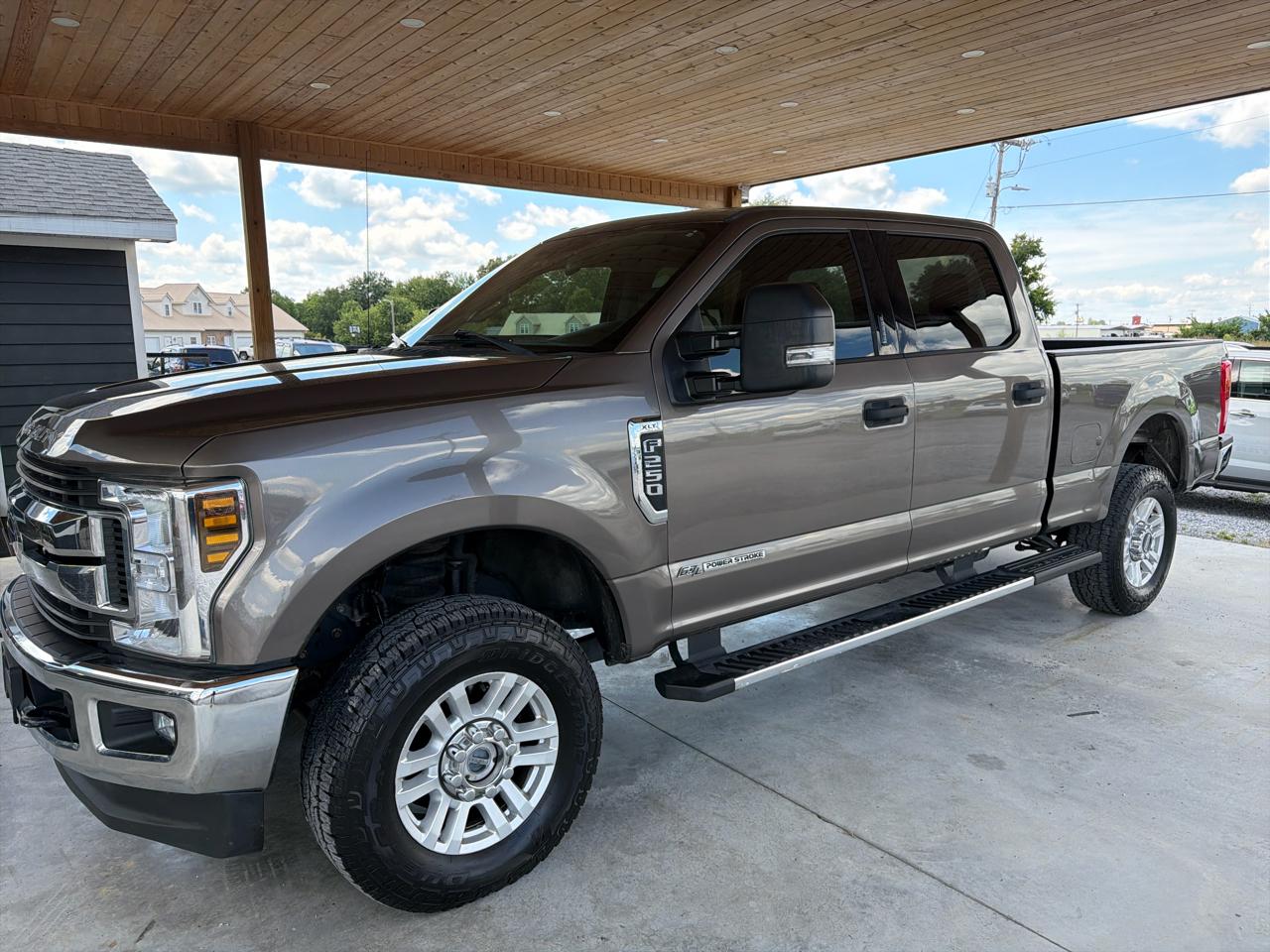 Ford Super Duty F-250 SRW XLT 4WD Crew Cab 8' Box 2019