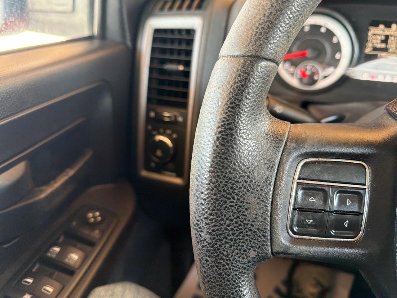 RAM 1500 4WD Crew Cab 140.5" Express 2014