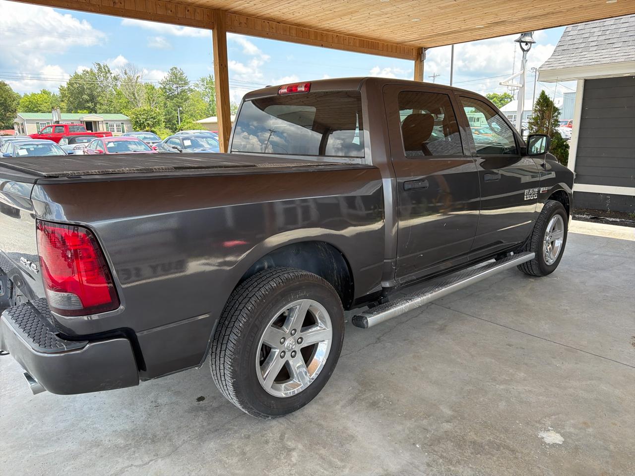 RAM 1500 4WD Crew Cab 140.5" Express 2014